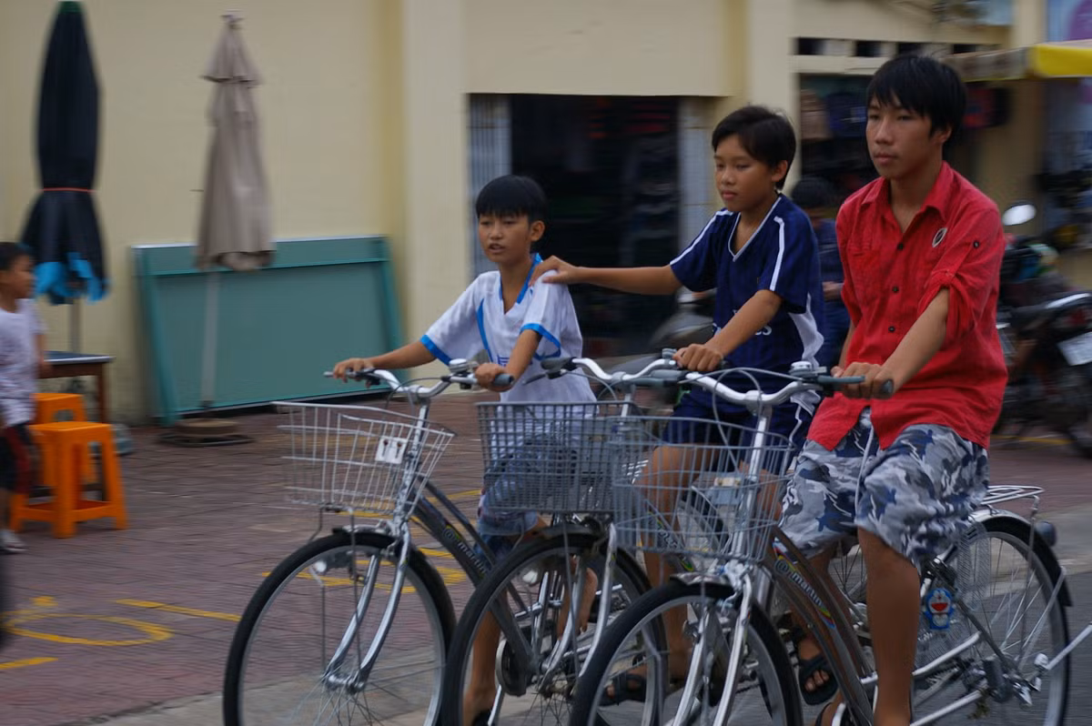 Trẻ em trên đường phố Côn Đảo. Ảnh: Curious Wendy / 500px.com.