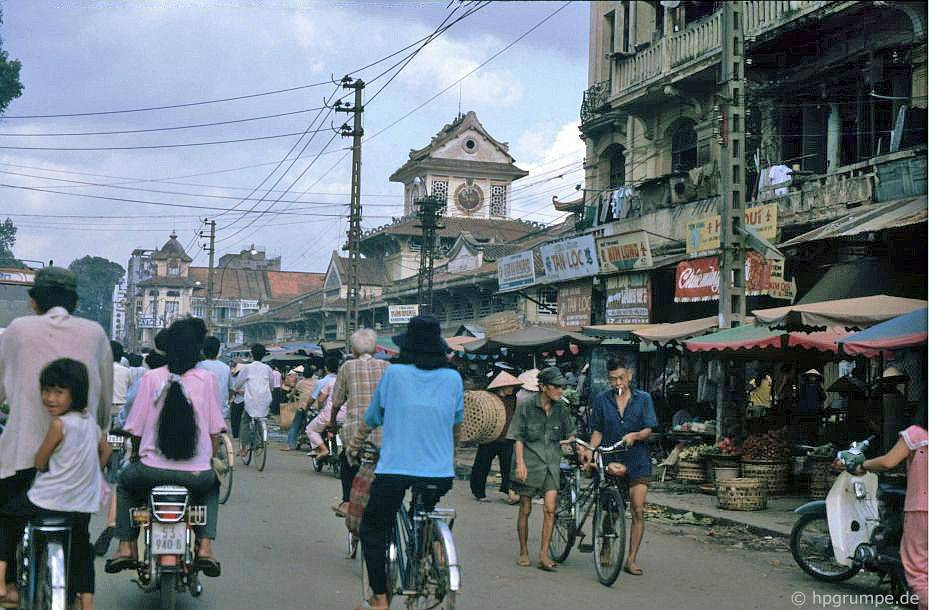 Khung cảnh bên ngoài chợ Bình Tây, Sài Gòn năm 1991. Đây là khu chợ nổi tiếng với lịch sử gần 100 năm và kiến trúc độc đáo của người Hoa ở đất Chợ Lớn xưa. Ảnh: Hans-Peter Grumpe / Hpgrumpe.de.
