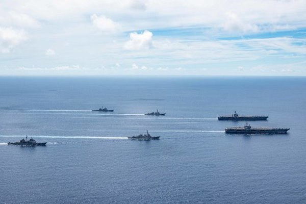 Bộ đôi tàu sân bay USS Ronald Reagan và USS Nimitz của hải Mỹ tập trận lần thứ hai trên Biển Đông. (Ảnh: Twitter)