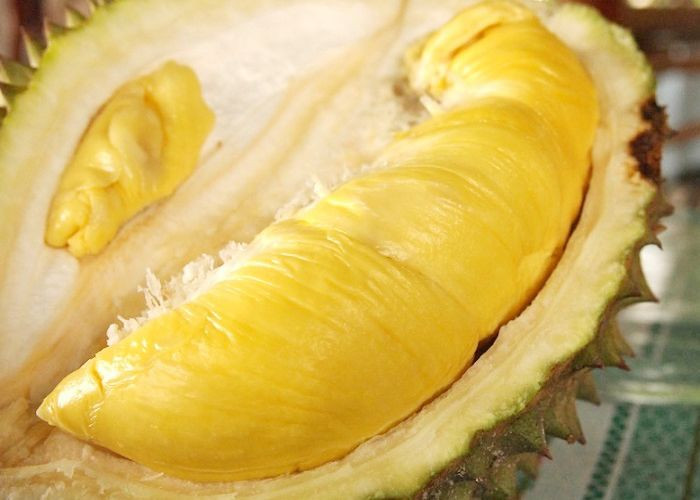 "Khi mở ra thì xông lên mùi khó chịu như mùi hành thối, nhưng ở trong thì không có mùi và lại rất thơm ngon...".