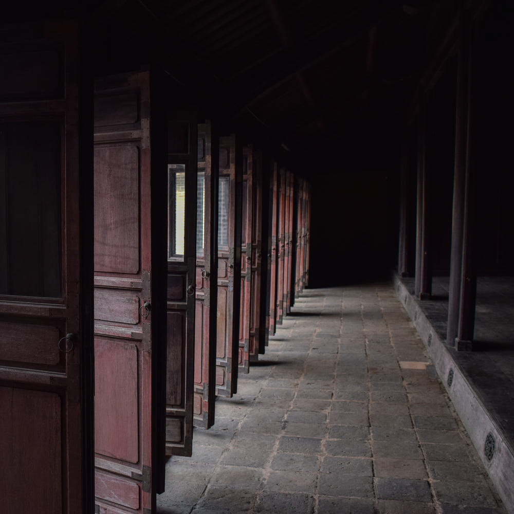 Phía sau những cánh cửa của khu tẩm điện. Ảnh: Pierre Amiand / 500px.com.