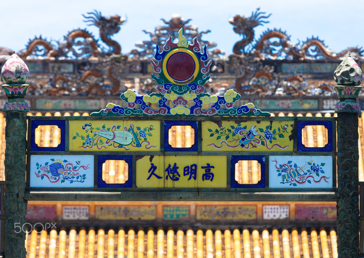 Cánh cổng đồng trang trí pháp lam tuyệt đẹp của khu lăng. Ảnh: Massimo Lama / 500px.com.