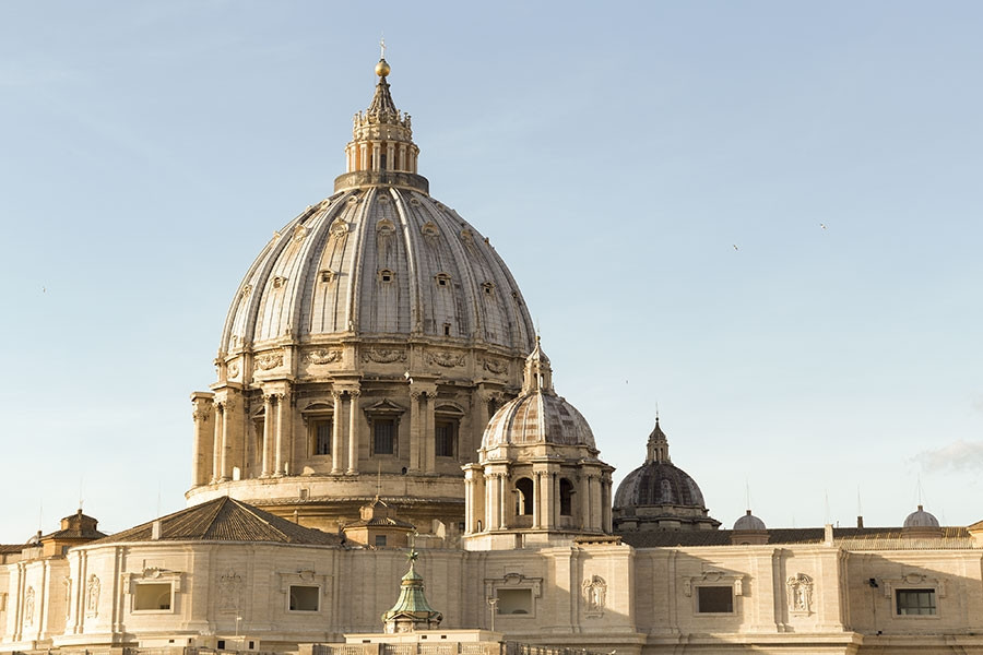 Michelangelo đã để lại cho hậu thế nhiều tác phẩm được coi là chuẩn mực cho hội họa, điêu khắc và kiến trúc, có thể kể đến bức tranh vẽ cảnh Chúa tạo ra Adam trên nóc Nhà thờ Sistine, bức tượng David và Vương cung thánh đường Thánh Phêrô.