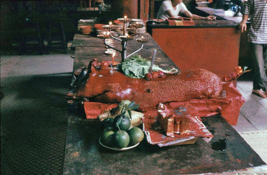 Heo quay - đồ cúng truyền thống dành cho Bà Thiên Hậu. Theo truyền thuyết thì Thiên Hậu Thánh Mẫu là người thời Tống, tên thật là Mi Châu. 8 tuổi bà biết đọc, 11 tuổi bà tu theo Phật giáo, 13 tuổi đã đắc đạo và có phép thần thông…