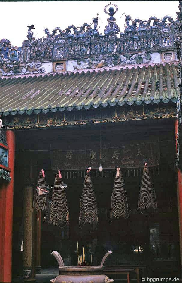 Từ giếng trời nhìn về phía điện thờ chính. Chùa được xây theo hình ấn, là kiểu kiến trúc đặc trưng cùa người Hoa. Đây là tổ hợp 4 ngôi nhà liên kết nhau, 3 dãy nhà ở giữa tạo thành tiền điện, trung điện và hậu điện. Giữa các dãy nhà này có giếng trời.