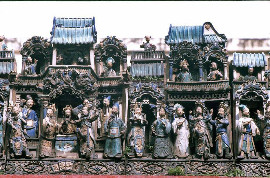 Hình tượng trang trí trên mái chùa. Một nét đặc sắc của chùa Bà Thiên Hậu là các phù điêu bằng gốm được trang trí dày đặc từ trên mái, hiên cho đến các bàn thờ, vách tường…