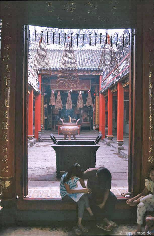 Từ cồng nhìn vào trong sân chùa. Do bên cạnh chùa có Tuệ Thành Hội quán là nơi quy tụ của nhóm người Hoa Quảng Đông, nên chùa còn được gọi Tuệ Thành Hội quán.