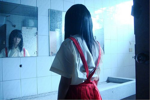 Có khá nhiều câu chuyện được lưu truyền về nguyên nhân khiến hồn ma Hanoka-san ám phòng toilet trường học. Phố biến là chuyện cô bé chết trong một đợt thả bom của Mĩ hồi Thế chiến II, hoặc chết vì kẹt trong nhà vệ sinh trong một trận hỏa hoạn trường học.