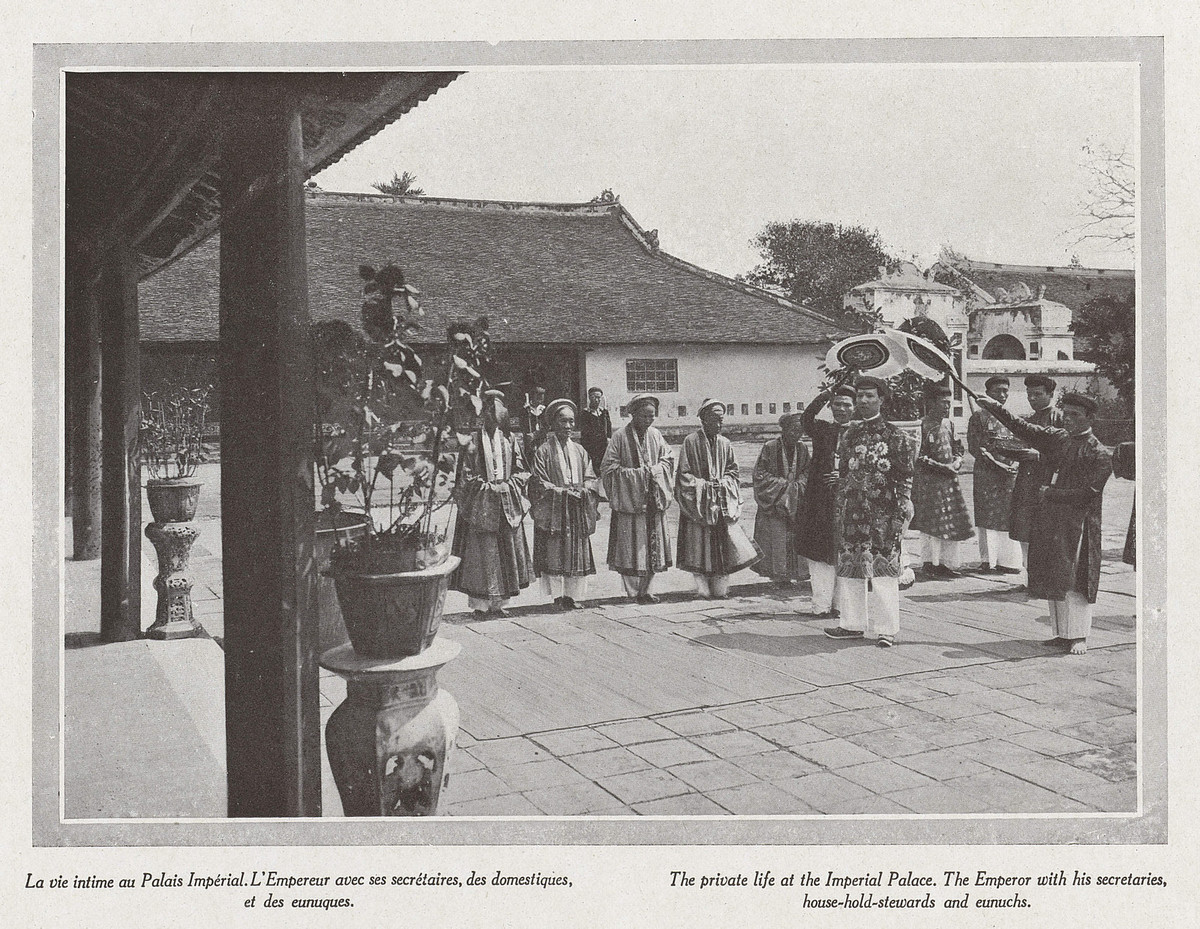 Vua Khải Định với các thị nữ, người hầu cận, hoạn quan... trong Hoàng thành Huế. Mời quý độc giả xem video: Đẹp ngỡ ngàng kiến trúc nhà vườn Huế. Nguồn: VTC10.