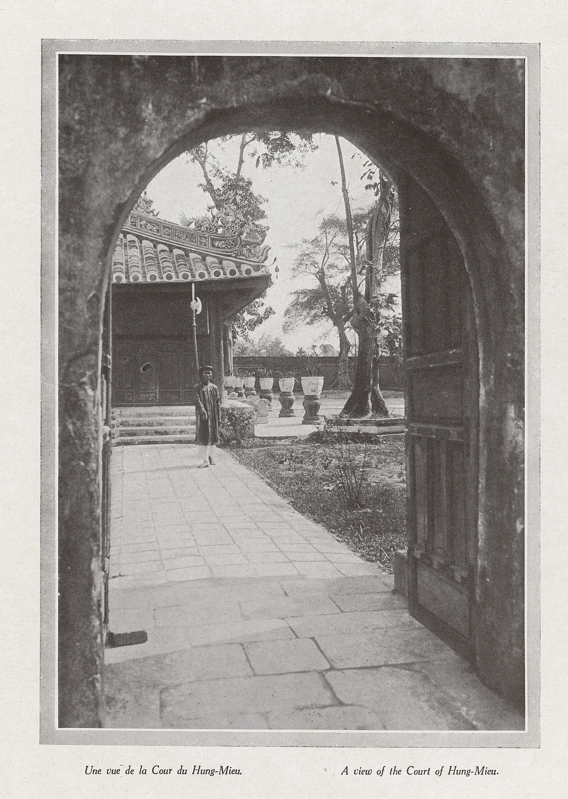 Cánh cổng ở Hưng Tổ Miếu, nơi thờ song thân vua Gia Long.