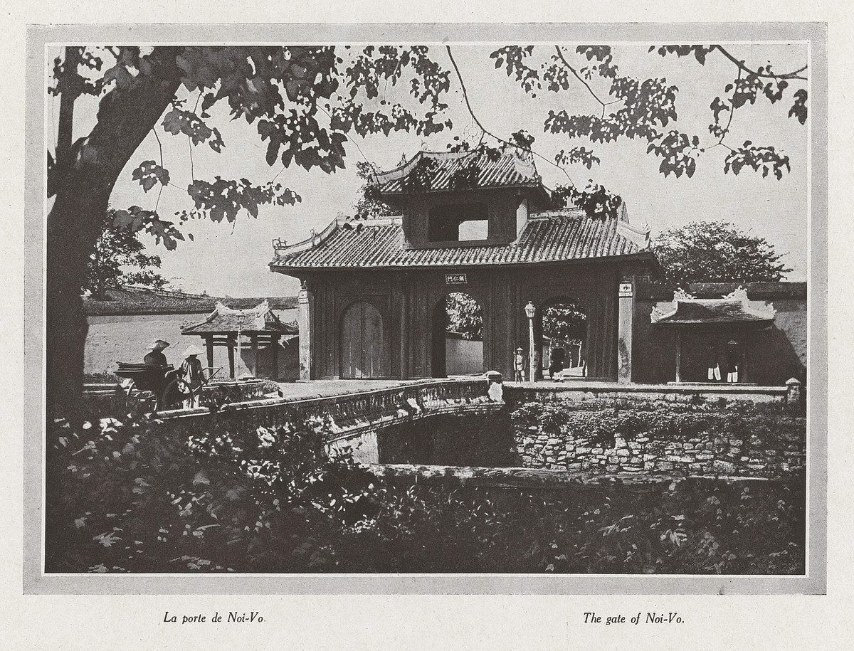 Cửa Nội Vụ (cửa Hiển Nhơn) ở Hoàng thành Huế xưa. Năm 1923 cửa được vua Khải Định cho xây lại bằng gạch, gắn mảnh sành sứ trang trí.