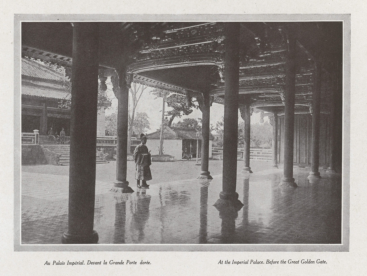 Từ Đại Cung Môn - cửa chính dẫn vào Tử Cấm thành Huế - nhìn về điện Thái Hòa. Đại Cung Môn đã bị phá hủy năm 1947.