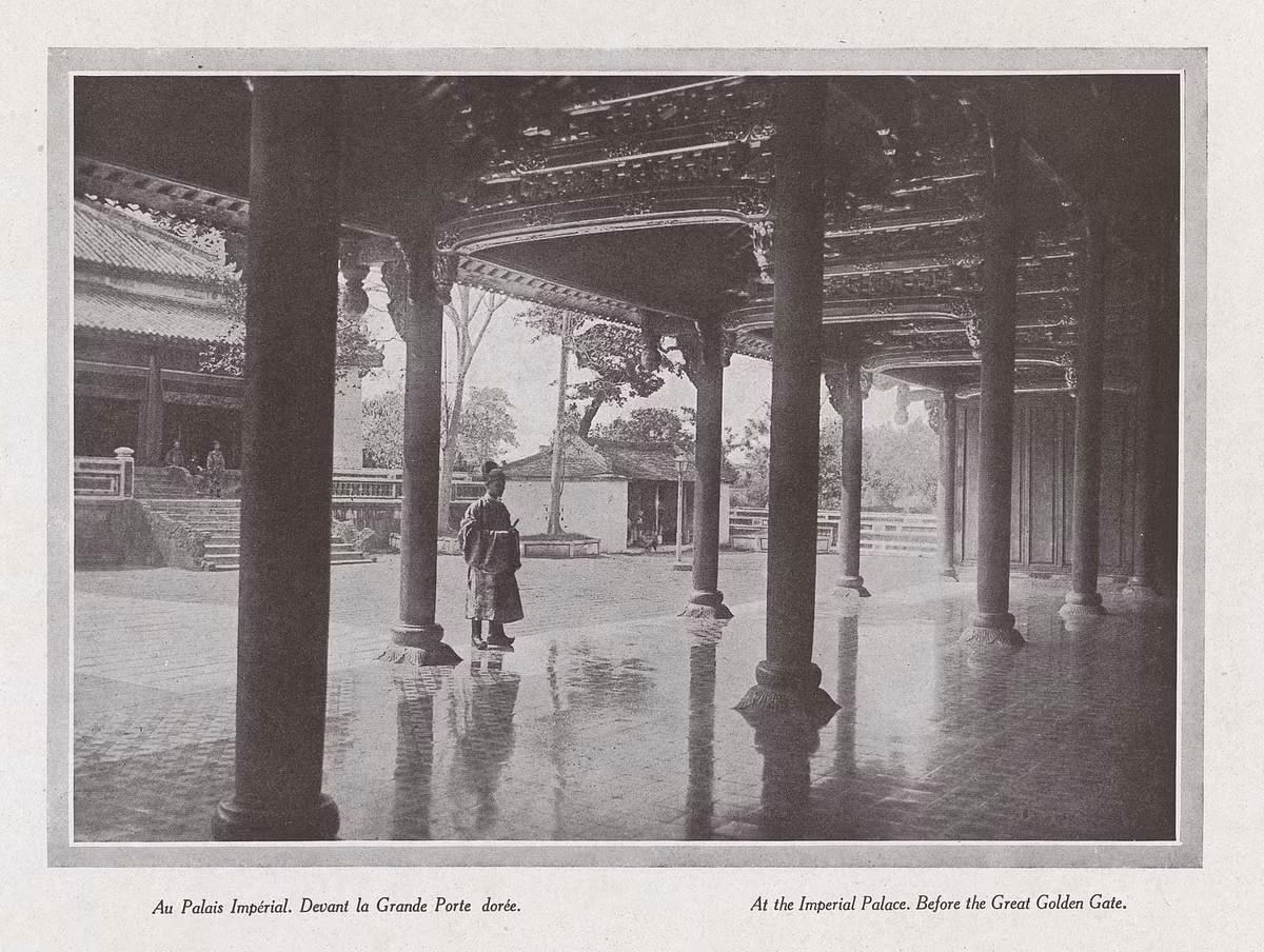 Từ Đại Cung Môn - cửa chính dẫn vào Tử Cấm thành Huế - nhìn về điện Thái Hòa. Đại Cung Môn đã bị phá hủy năm 1947.