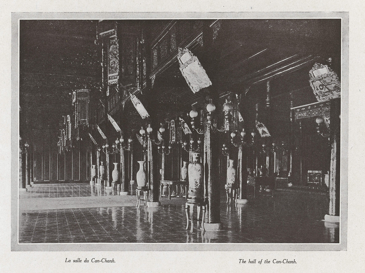 Điện Cần Chánh trong Tử Cấm thành, nằm sau Đại Cung Môn. Đây là nơi vua thiết triều, thường tiếp sứ bộ ngoại giao, tổ chức yến tiệc của hoàng gia và triều đình của triều Nguyễn. Cung điện này đã bị phá hủy năm 1947.