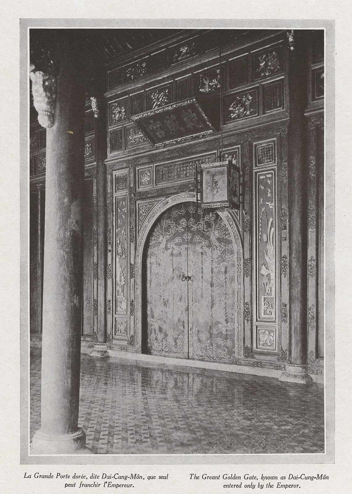 Cảnh cổng bằng gỗ trang trí cầu kỳ của Đại Cung Môn.