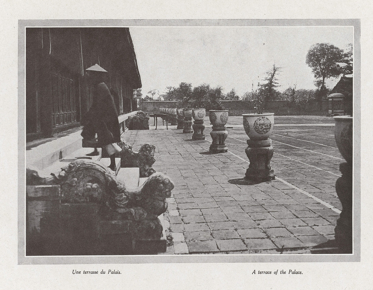 Phía trước Thế Tổ Miếu, nơi thờ các vị vua triều Nguyễn.