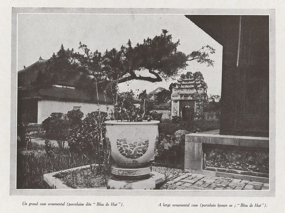 Chậu cây bằng sứ tại một khu vực không xác định trong Hoàng thành.