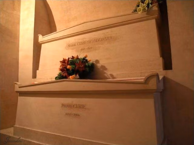 Marie Curie qua đời ngày 4/7/1934 tại một nhà điều dưỡng ở Sancellemoz (Haute-Savoie, miền đông nước Pháp). Năm 1995, tro xương của bà được đưa vào điện Panthéon, và bà trở thành người phụ nữ đầu tiên được an nghỉ tại đây vì cống hiến của mình.