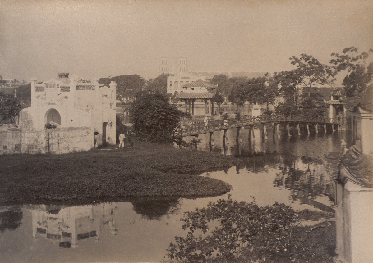 Cầu Thê Húc và đền Ngọc Sơn.