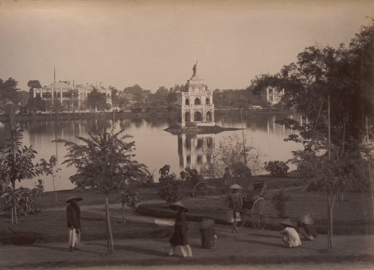 Tháp Rùa nhìn từ quảng trường Paul Bert (nay là vườn hoa Lý Thái Tổ). Trên nóc Tháp Rùa lúc này có tượng Nữ thần Tự do phiên bản thu nhỏ.