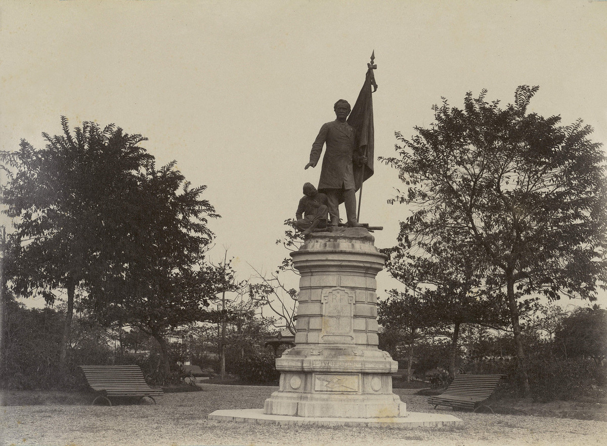 Tượng đài nhà khoa học - chính khách Paul bert ở quảng trường mang tên ông bền bờ hồ Hoàn Kiếm.