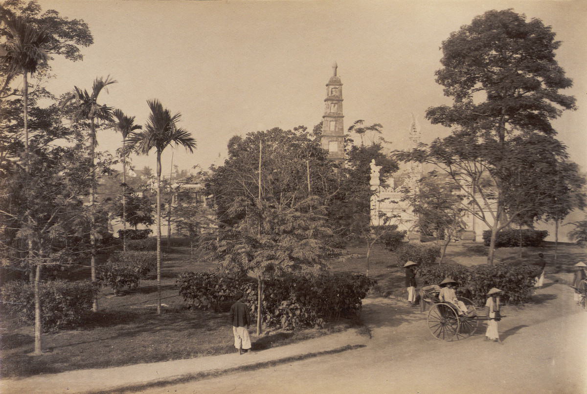 Tháp Bút và lối vào đền Ngọc Sơn, nhìn từ đại lộ Francis Garnier, nay là đường Đinh Tiên Hoàng.