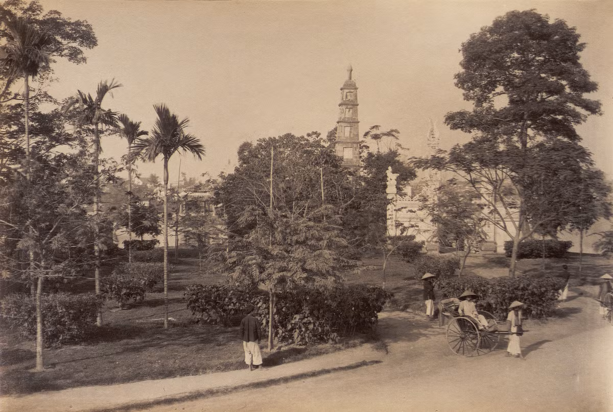 Tháp Bút và lối vào đền Ngọc Sơn, nhìn từ đại lộ Francis Garnier, nay là đường Đinh Tiên Hoàng.