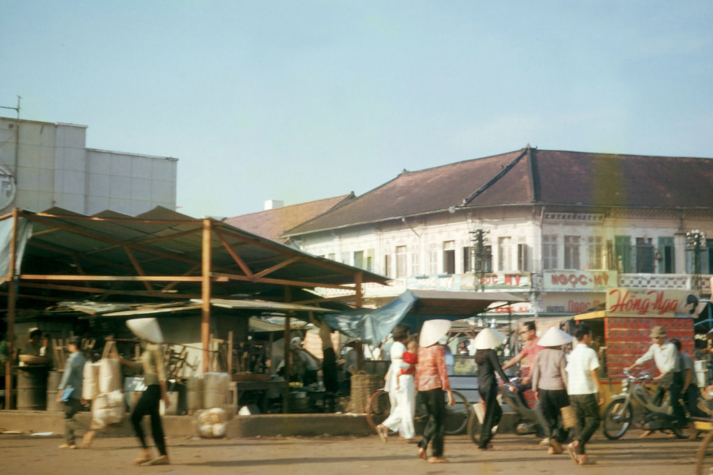 Góc Diên Hồng - Bạch Đằng, chợ Bà Chiểu phía trái, 1965. Ảnh: Dick Lee.