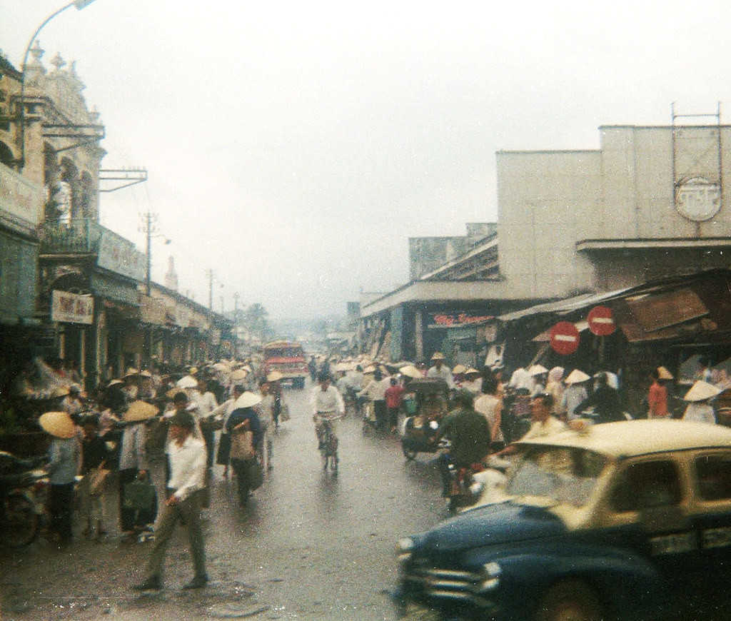 Đường Bùi Hữu Nghĩa nhìn từ phía trước chợ, 1969. Ảnh: Eckhard Clausen.