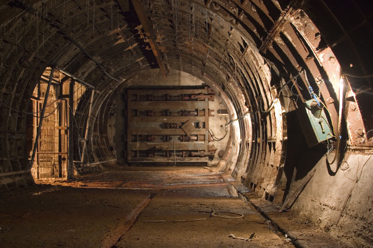 Cho đến nay, không có bất cứ tài liệu chính thức nào khẳng định hay phủ nhận sự tồn tại của Metro-2. Một số nhân chứng, tự nhận là nhân viên an ninh Liên Xô đào thoát hoặc những nhà mạo hiểm tuyên bố hệ thống này có thật, nhưng không có gì để kiểm chứng lời nói của họ.