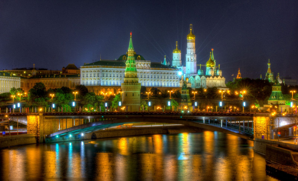 Các đường tàu này được cho là kết nối trực tiếp đến điện Kremlin, nằm sâu hơn các đường tàu điện ngầm thông thường hàng chục mét, có thể hoạt động ngay cả khi thủ đô Moscow bị bom hạt nhân xóa sổ.