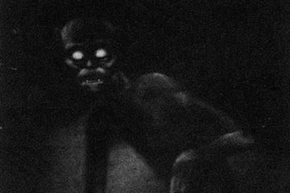 Tin đồn về Metro-2 xuất hiện cùng nhiều truyền thuyết đáng sợ, đáng chú ý là lời kể về một sinh vật lai kỳ lạ sinh sống trong hệ thống đường hầm này.