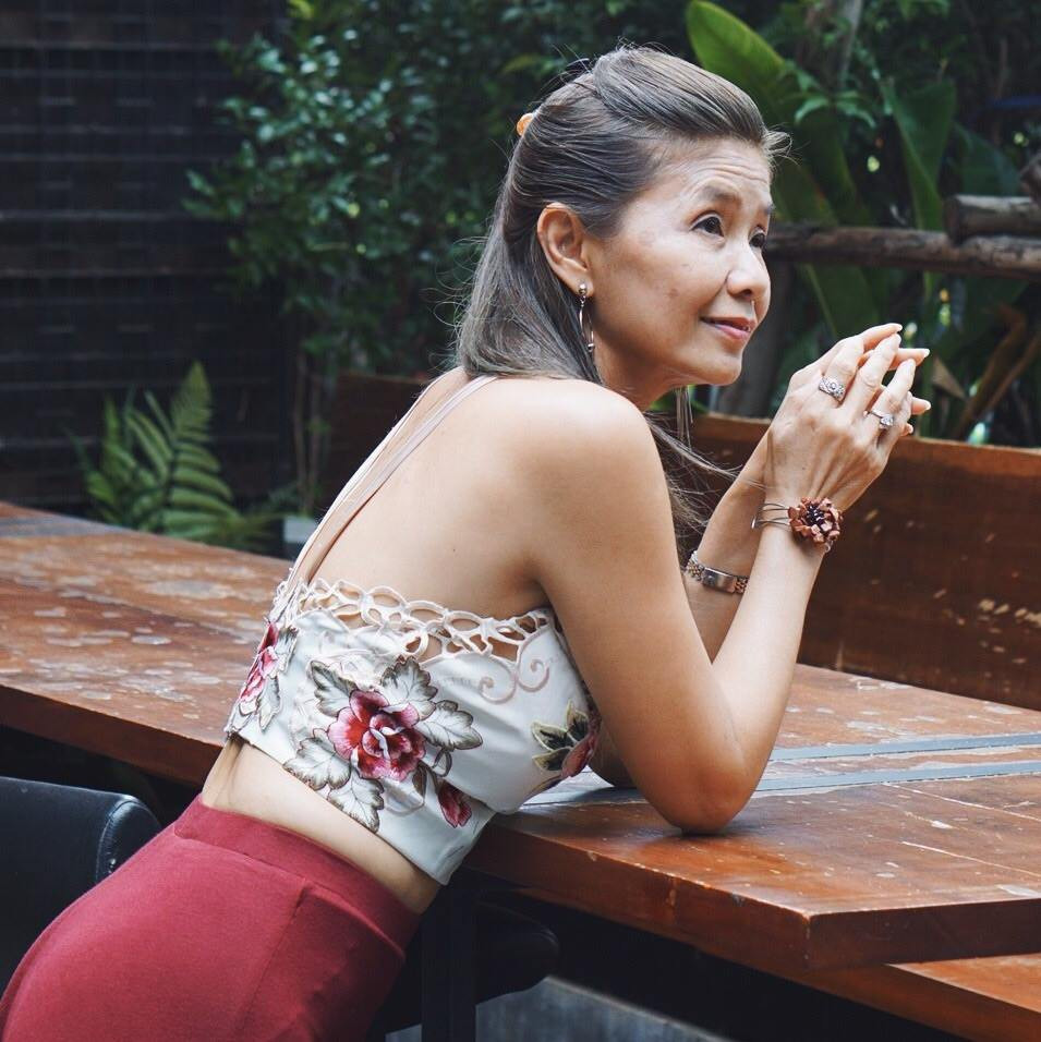Bà Sopit Soonthorntanasatit ở Thái Lan gây tranh cãi khi vẫn mặc đồ sexy ở tuổi 56.