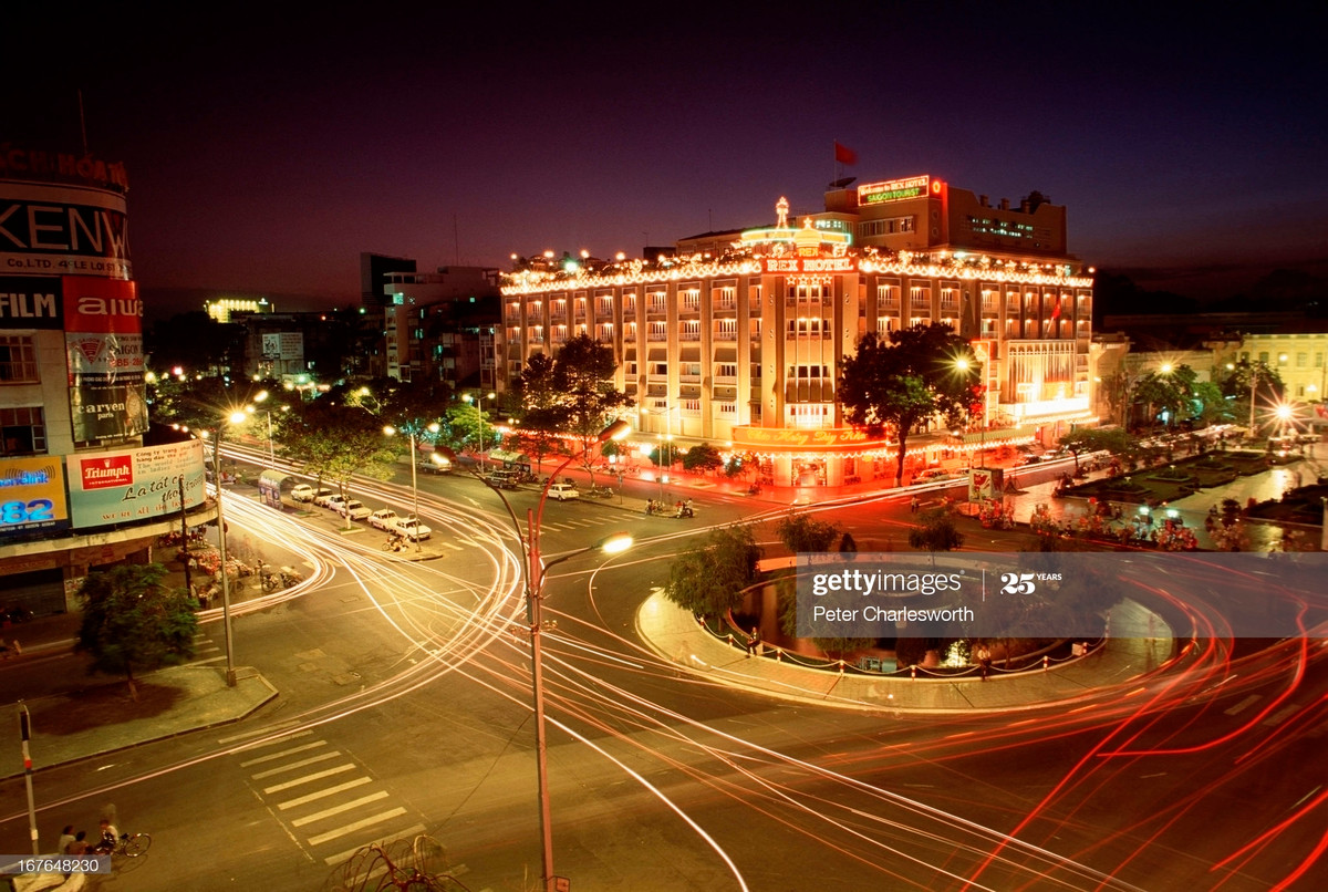 Khách sạn Rex và vòng xoay Cây Liễu ở ngã tư Lê Lợi - Nguyễn Huệ rực rỡ vào buổi tối.