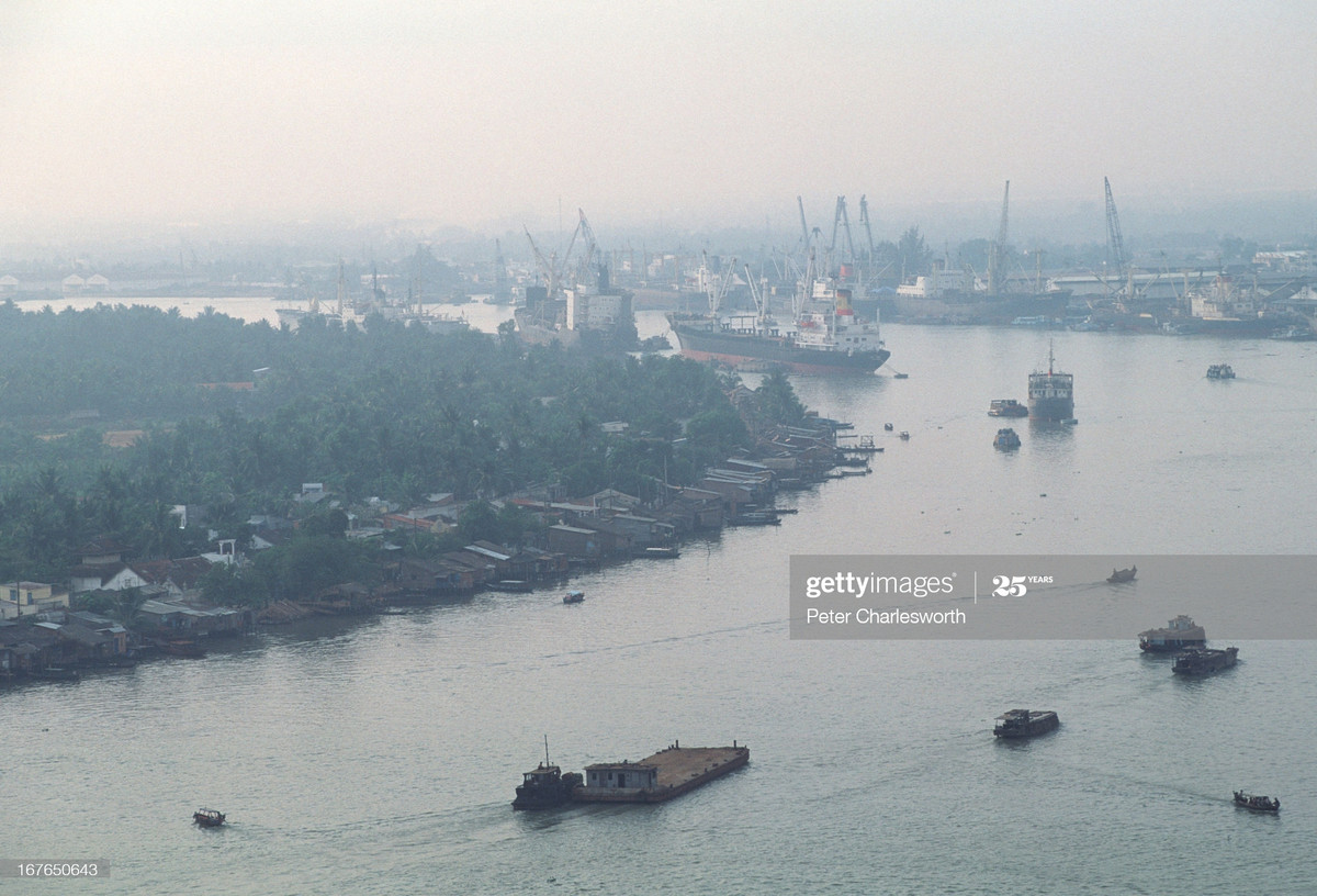 Sông Sài Gòn, bán đảo Thủ Thiêm và khu vực cảng Sài Gòn nhìn từ trên cao.