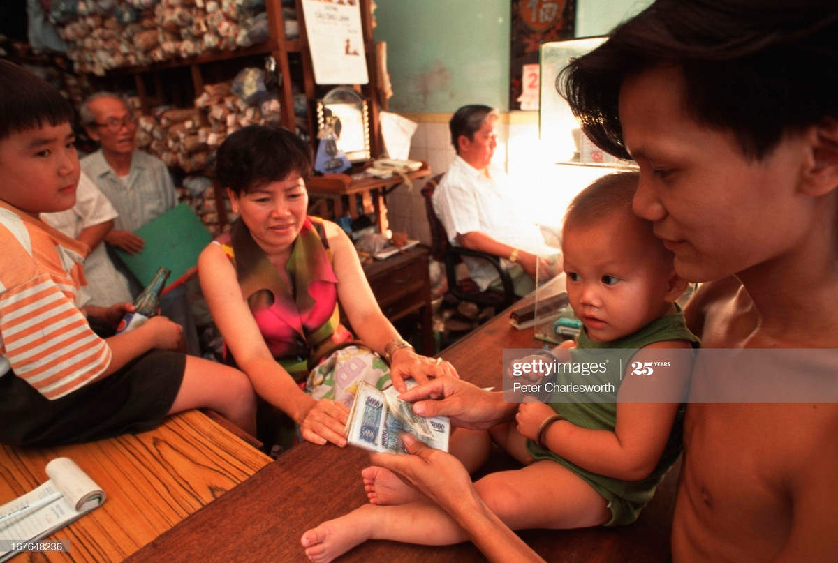 Trong một tiệm cầm đồ gia đình ở trung tâm Sài Gòn.