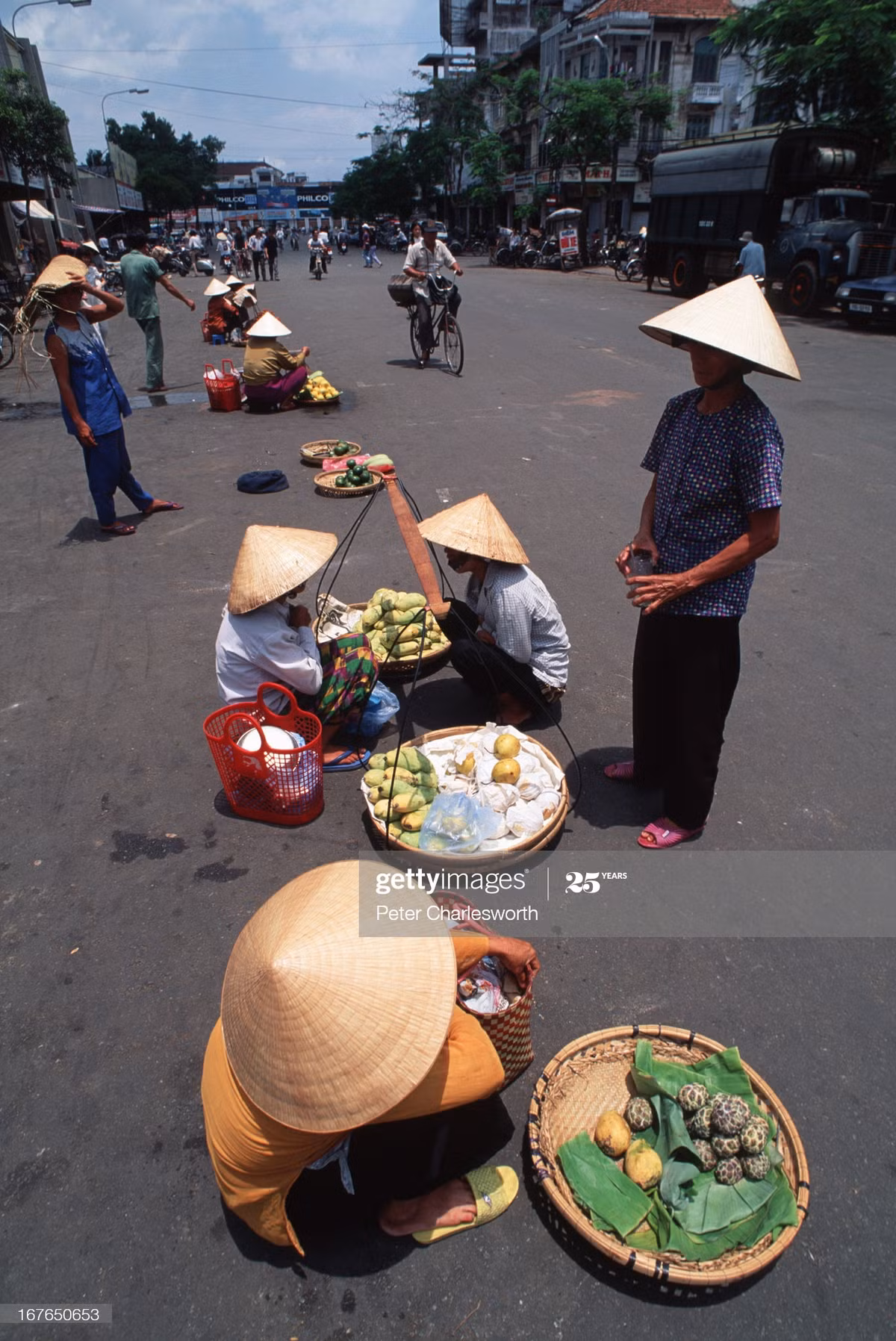 Các loại hoa quả được bày bán ngay giữa lòng đường.
