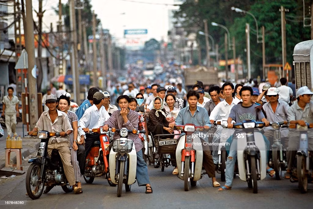 Những chiếc xe Honda chờ đèn xanh tại một ngã tư.