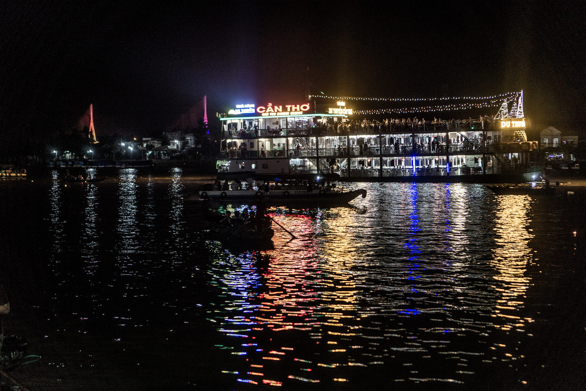 Mặt sông rực rỡ ánh đèn vào buổi đêm. Ảnh: Scott Biales / 500px.com.