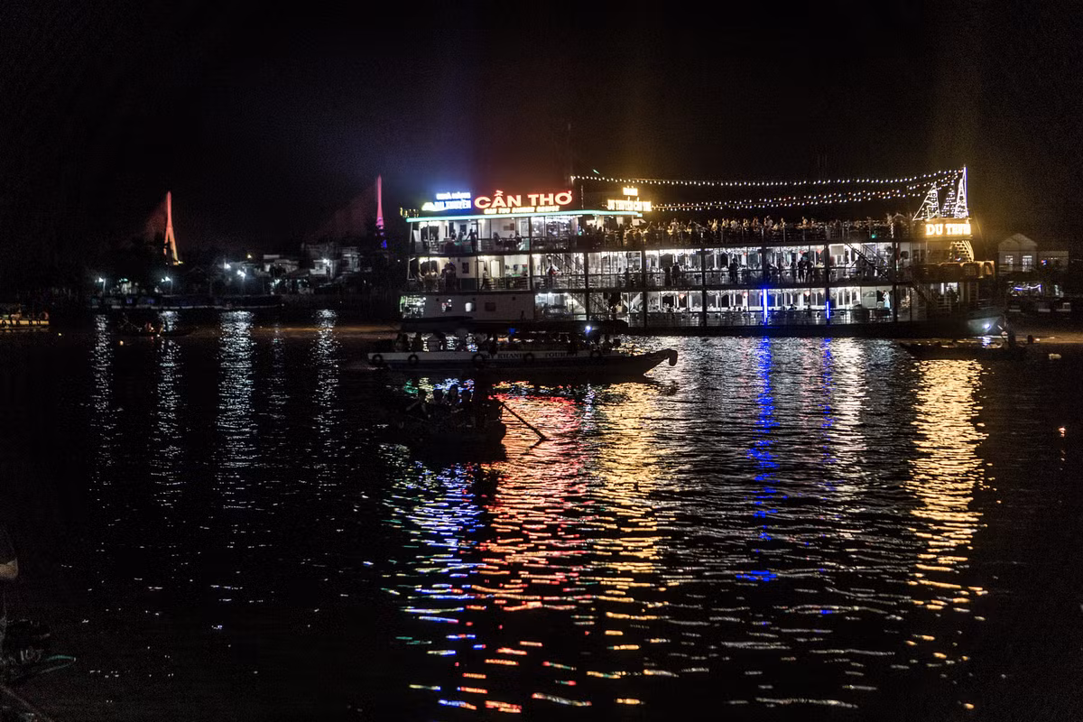 Mặt sông rực rỡ ánh đèn vào buổi đêm. Ảnh: Scott Biales / 500px.com.