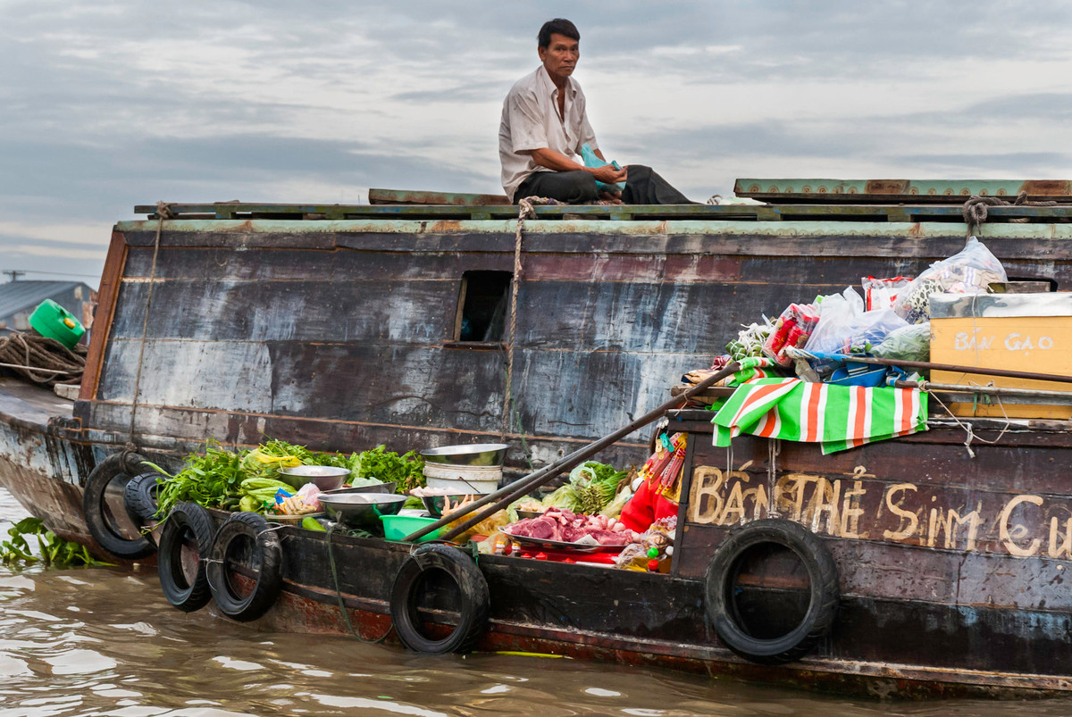 Người đàn ông trên con thuyền. Ảnh: Philip Wolf / 500px.com.