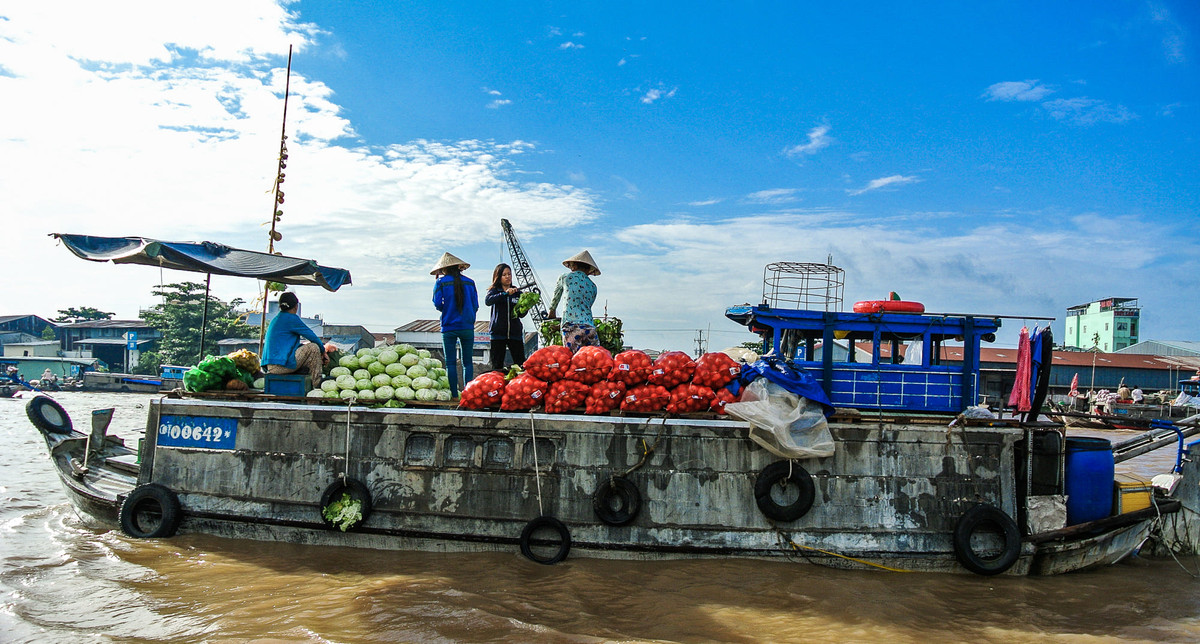 Mua bán hoa quả ở chợ nổi. Ảnh: Thomas Midtgaard-Jensen / 500px.com.