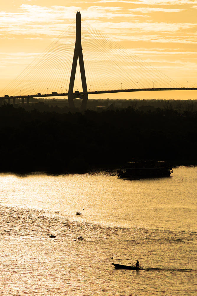 Bình minh trên sông Hậu. Ảnh: Chris Dapito / 500px.com.