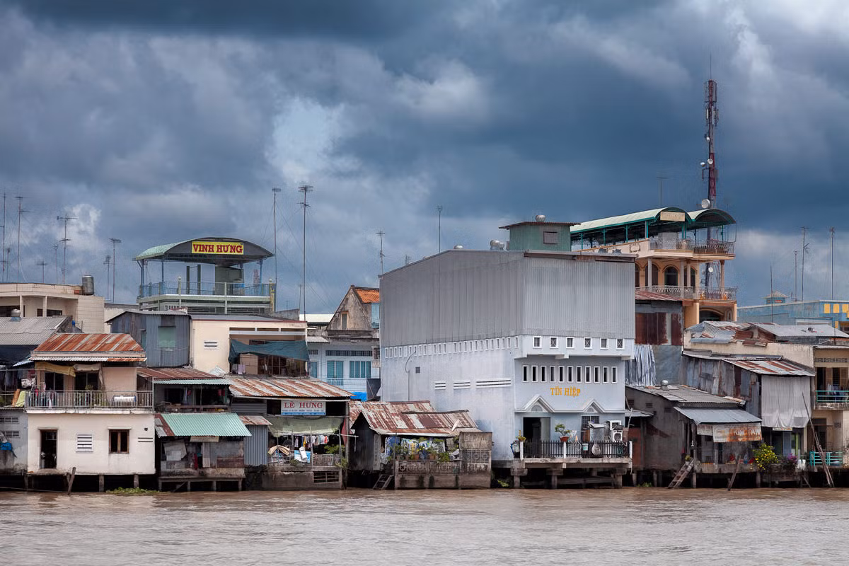 Phố phường bên sông, khung cảnh đặc trưng của Cần Thơ. Ảnh: Jesper Kristensen / 500px.com.
