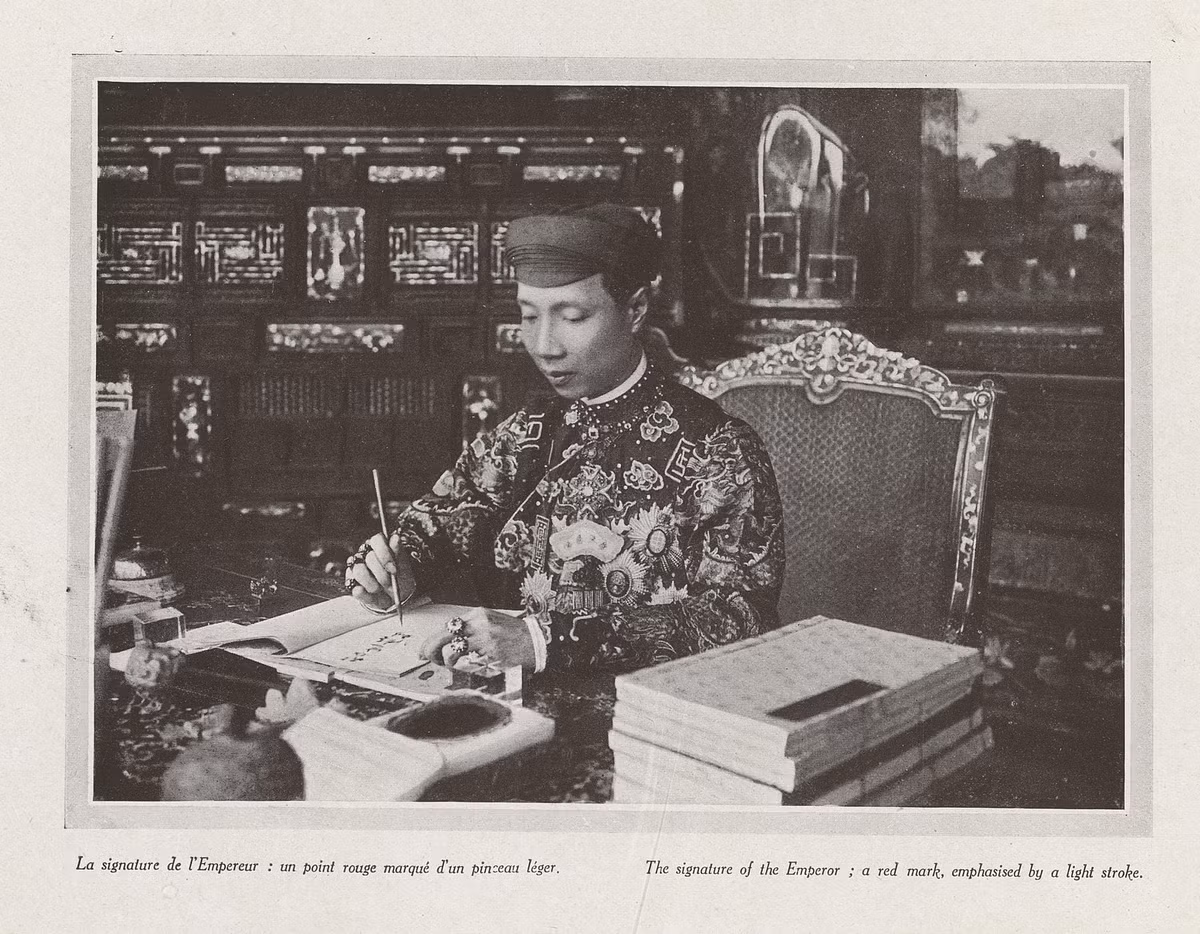 Vị vua thứ 12 của nhà Nguyễn làm việc trong thư phòng.