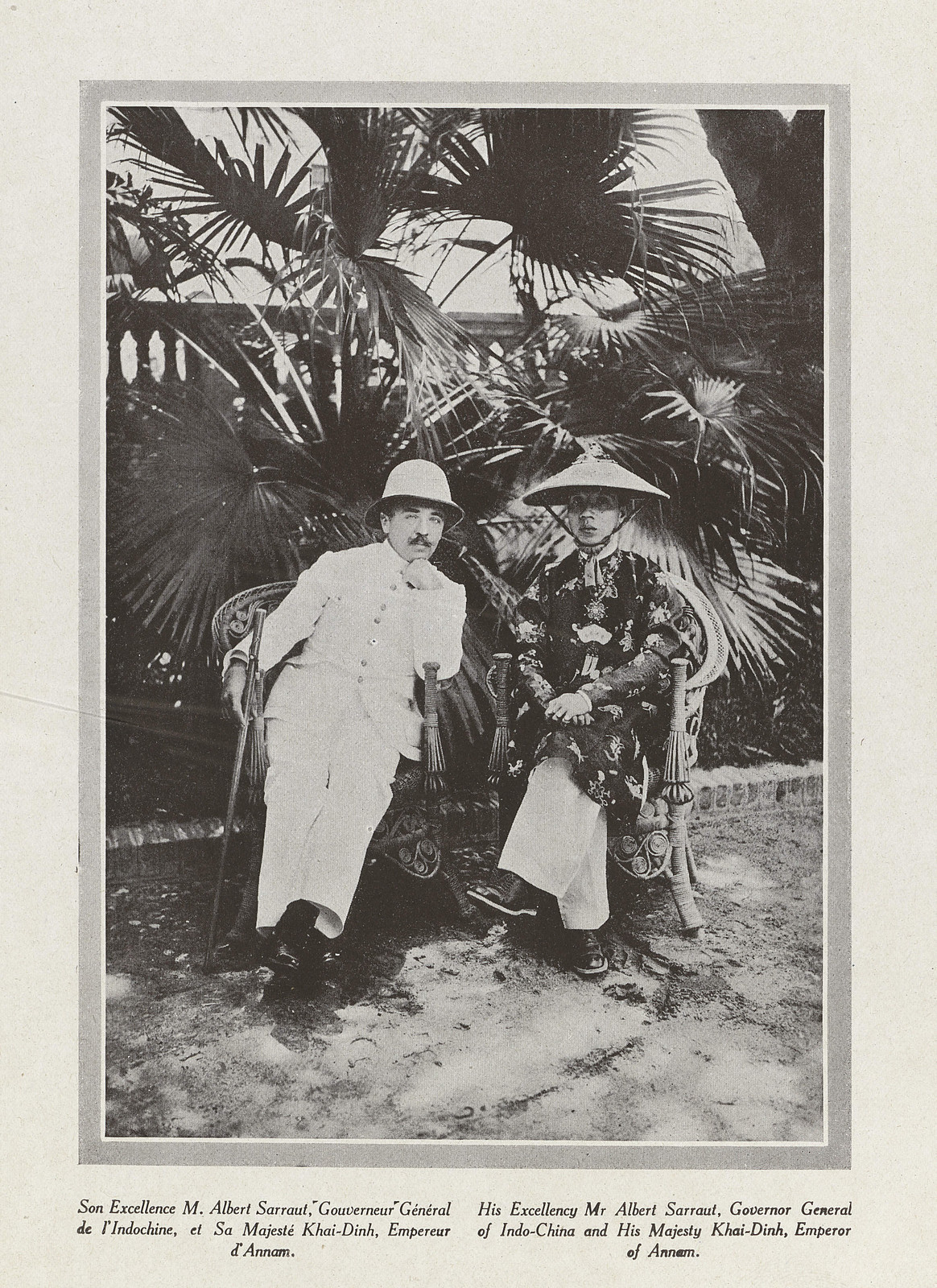 Toàn quyền Đông Dương Albert Sarraut chụp hình cùng vua Khải Định.