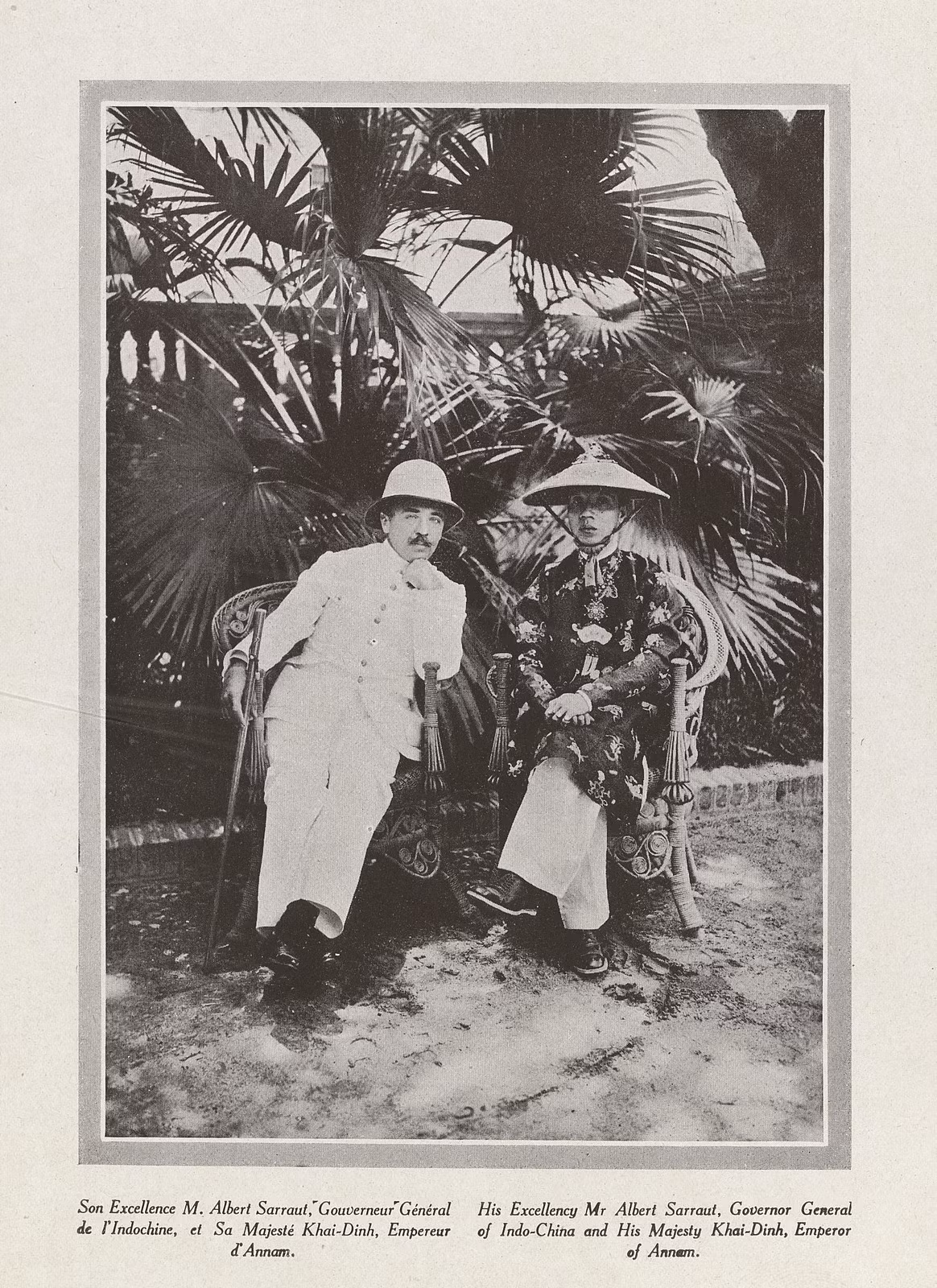 Toàn quyền Đông Dương Albert Sarraut chụp hình cùng vua Khải Định.