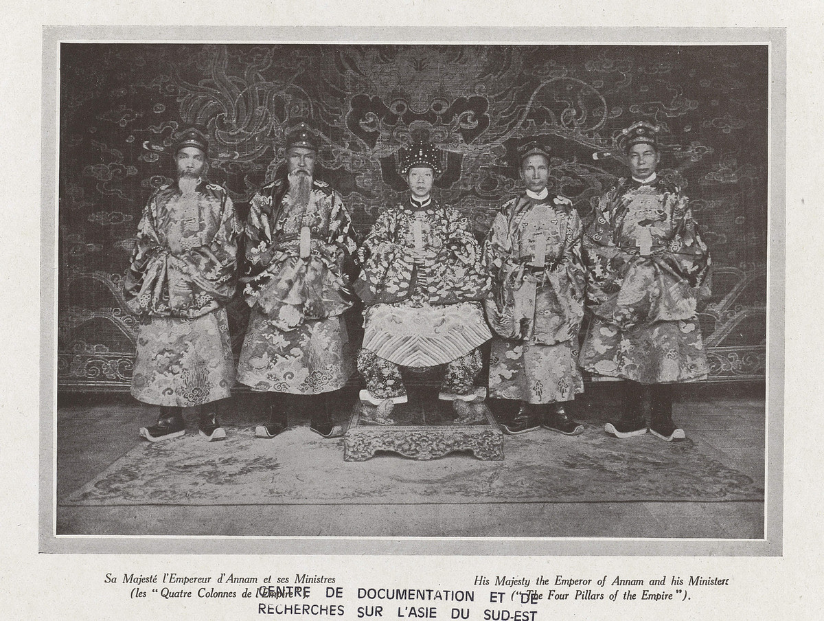 Vua Khải Định và Tứ trụ triều đình, gồm 4 quan đại thần đứng đầu Viện Cơ mật.