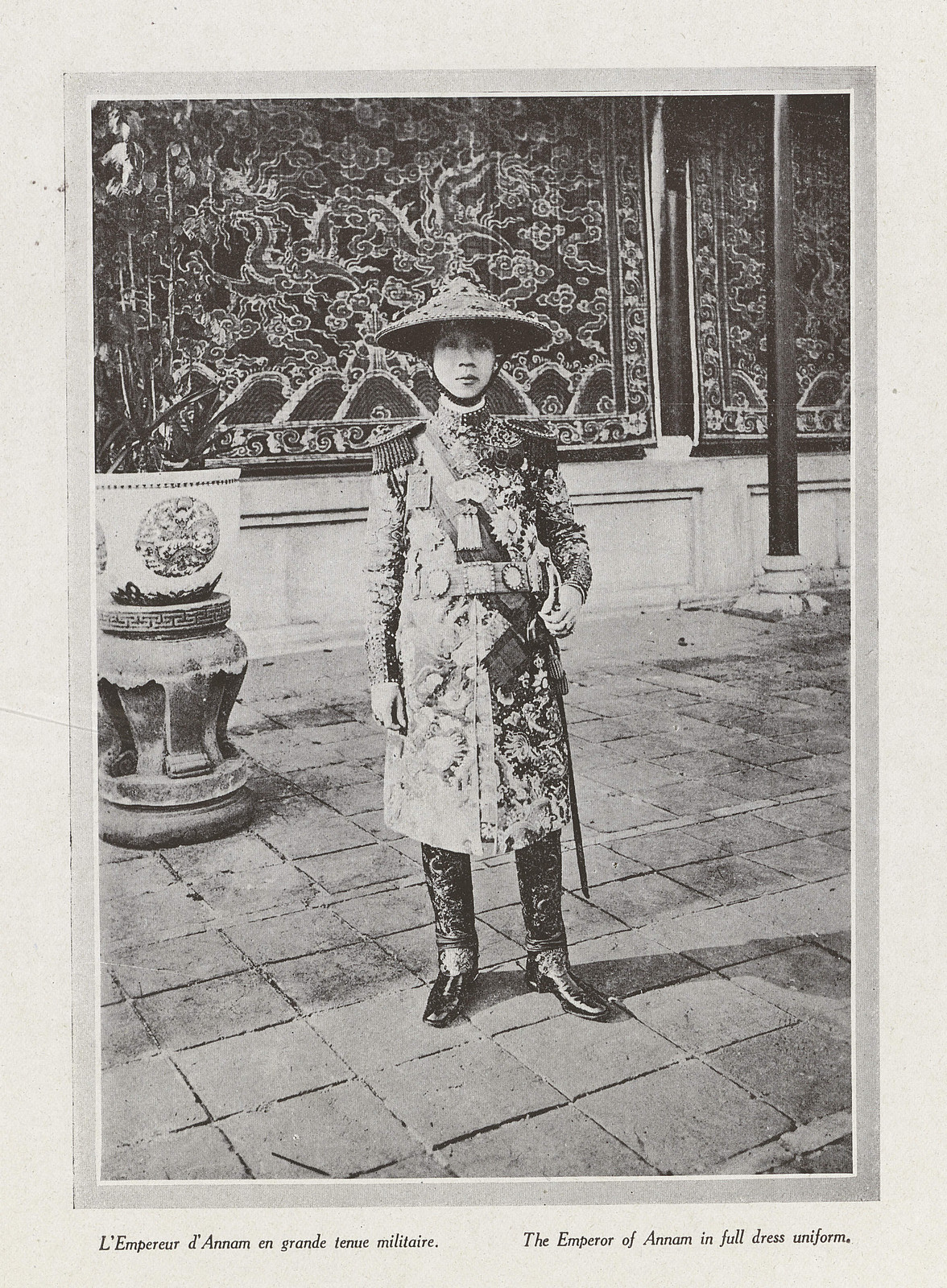 Ành toàn thân vua Khải Định trong trang phục "nửa Tây nửa ta" được may theo yêu cầu của ông.