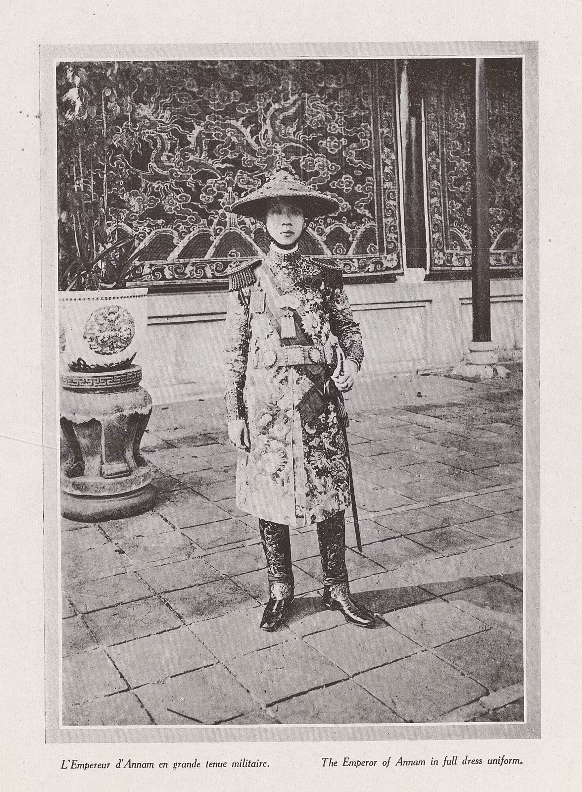 Ành toàn thân vua Khải Định trong trang phục "nửa Tây nửa ta" được may theo yêu cầu của ông.